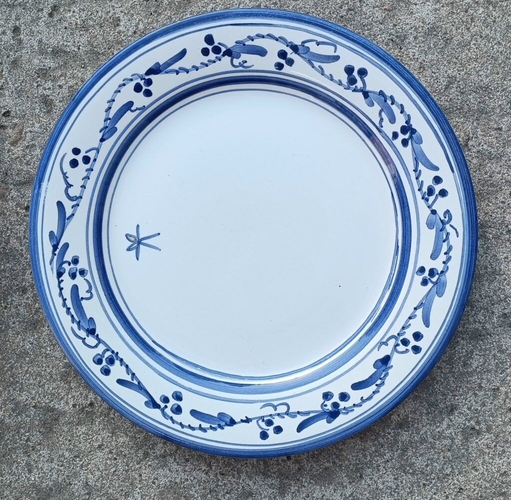 Assiette plate décorée "main levée"  bleue par Renaud Rémusat