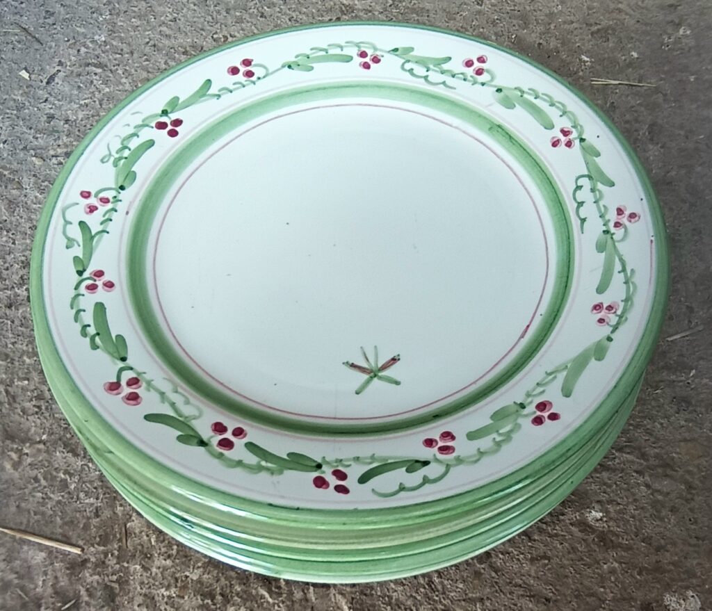 6 Assiettes 27 cm, décor champêtre, peint "main levée" et signé RRt