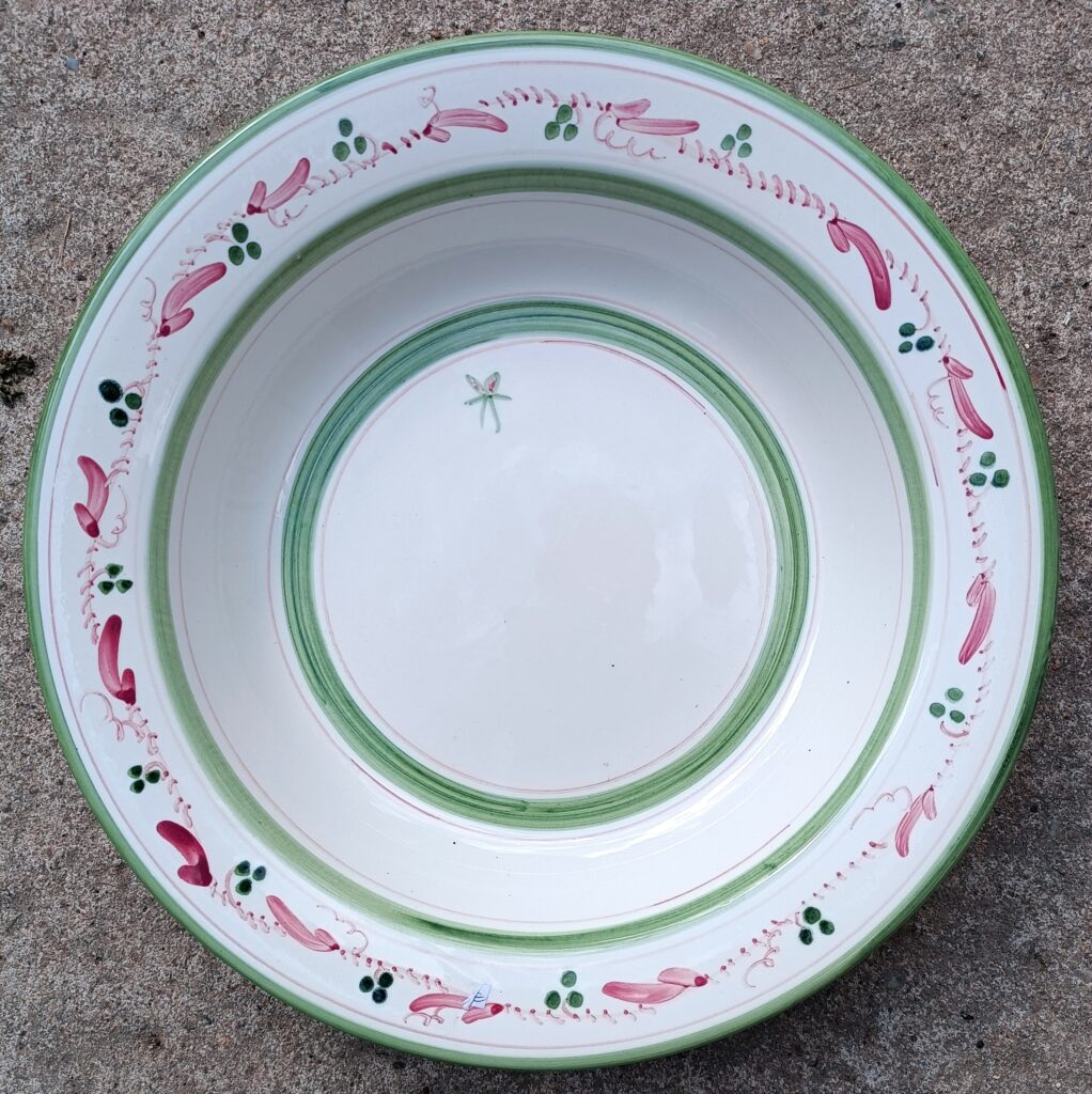 Plat creux 31 cm, 4 cm prof.décor Pastel, peint "main levée" et signé RRt