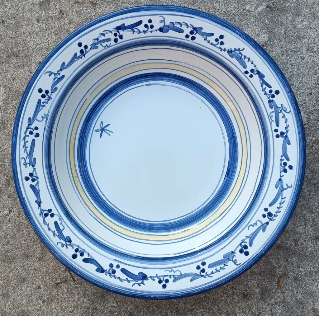 Plat creux bleu, filé jaune, 4 cm prof. 31 cm dessiné à "main levée", signée Renaud Rémusat