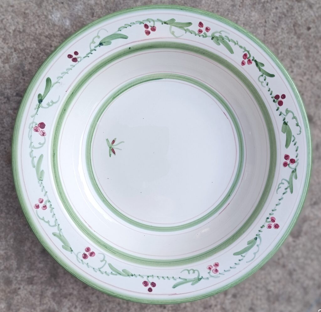 Plat creux 31 cm, 4 cm prof.décor champêtre, peint "main levée" et signé RRt