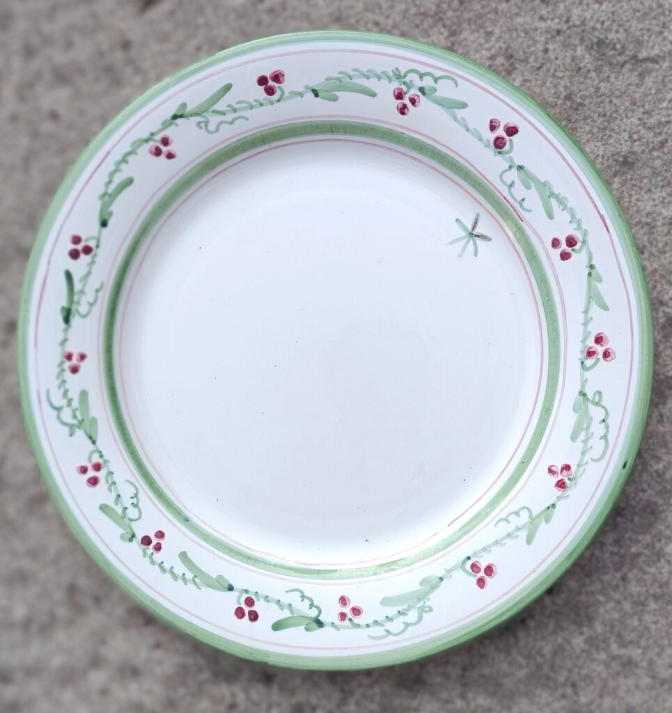 Assiette 27cm, décor champêtre, peint "main levée" et signé RRt