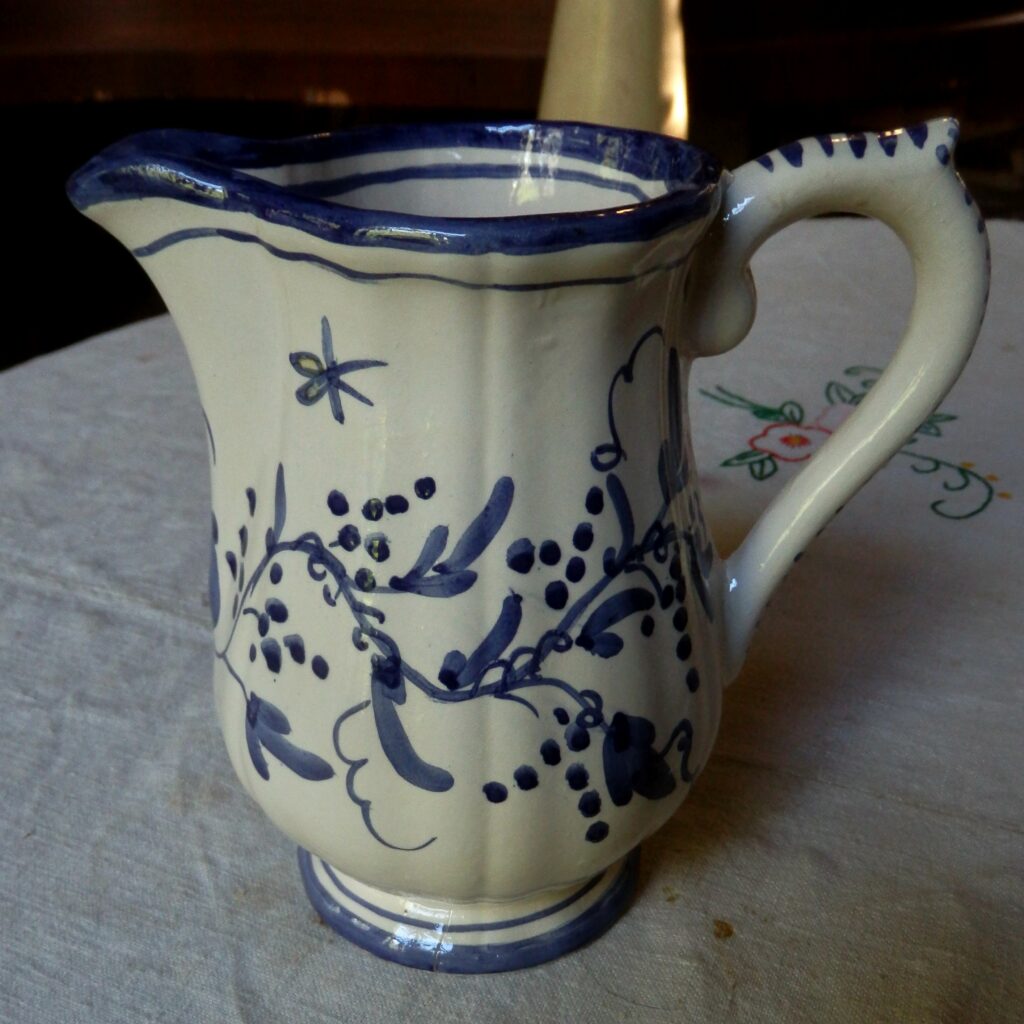 Pichet Louis XV décor bleu de Lamotte, peint "main levée" et signé RRt