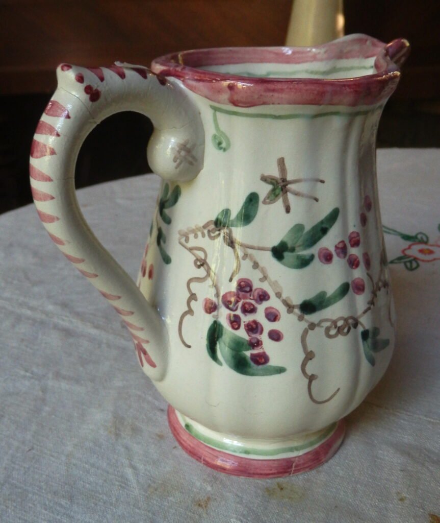 Pichet Louis XV décor Emma, peint "main levée" et signé RRt