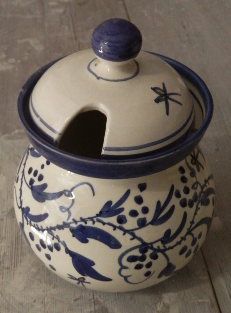 Grand pot à olives, décor bleu, peint "main levée" et signé RRt