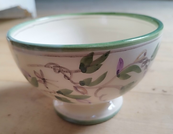 Grand bol sur pied, tourné main, et décor "main levée" Vert violet - Diamètre 15,5 x 10 cm de haut