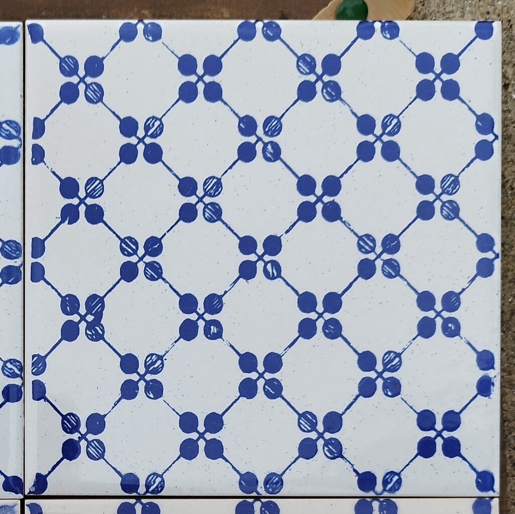 Carreau de faïence décor Perlette losange, pochoir– 15,3 cm - Émail ivoire