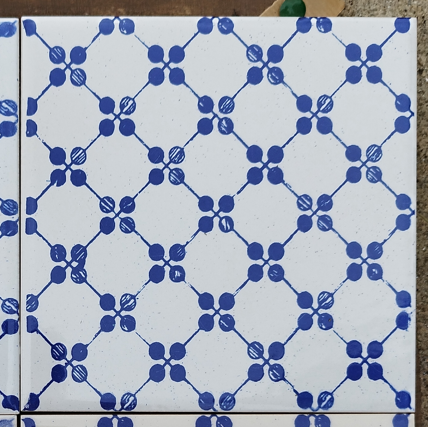 Carreau de faïence décor Perlette losange, pochoir– 15,3 cm - Émail ivoire