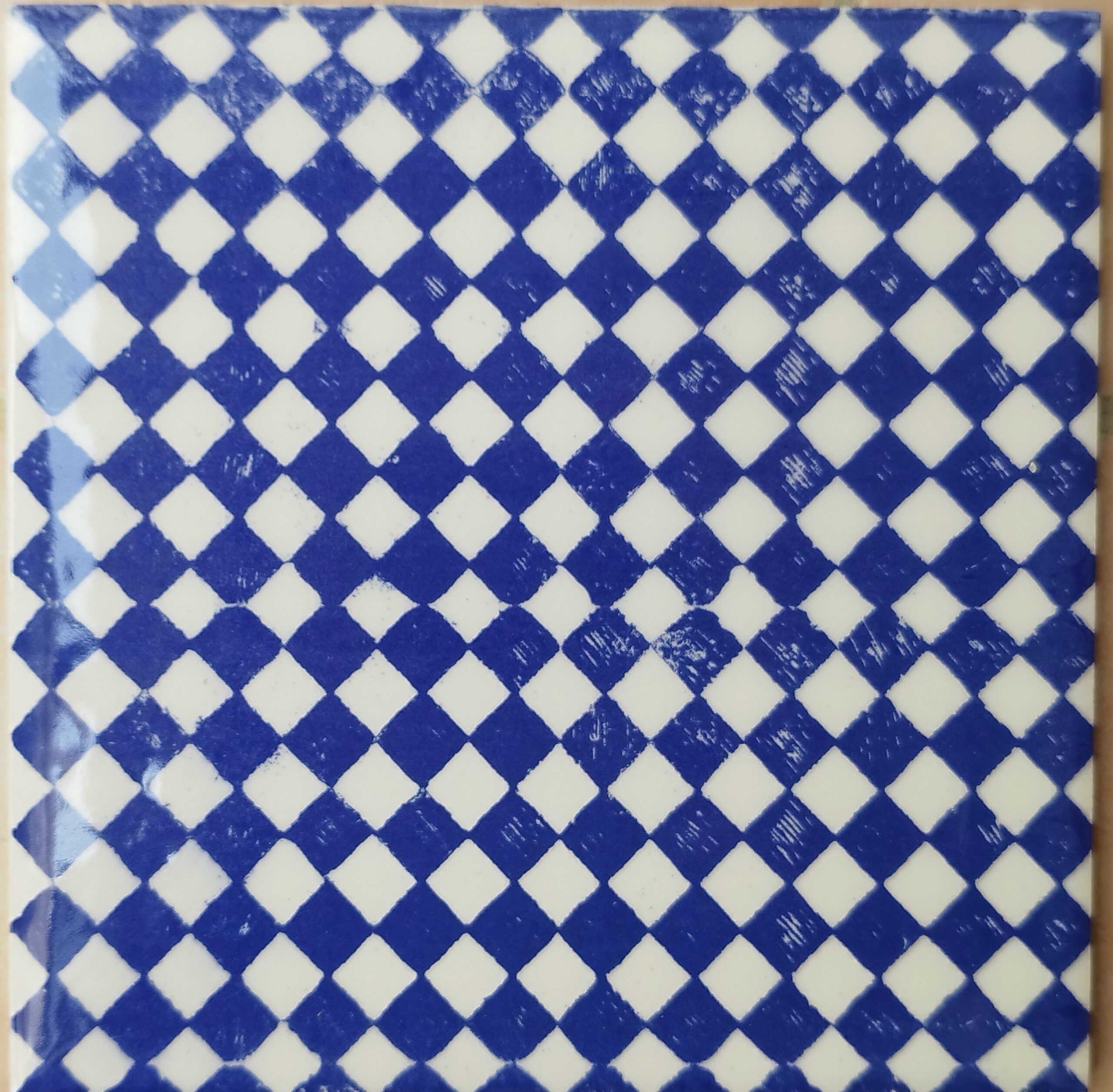 Carreau de faïence décor Arlequin, pochoir– 15,3 cm - Émail ivoire – Image 2