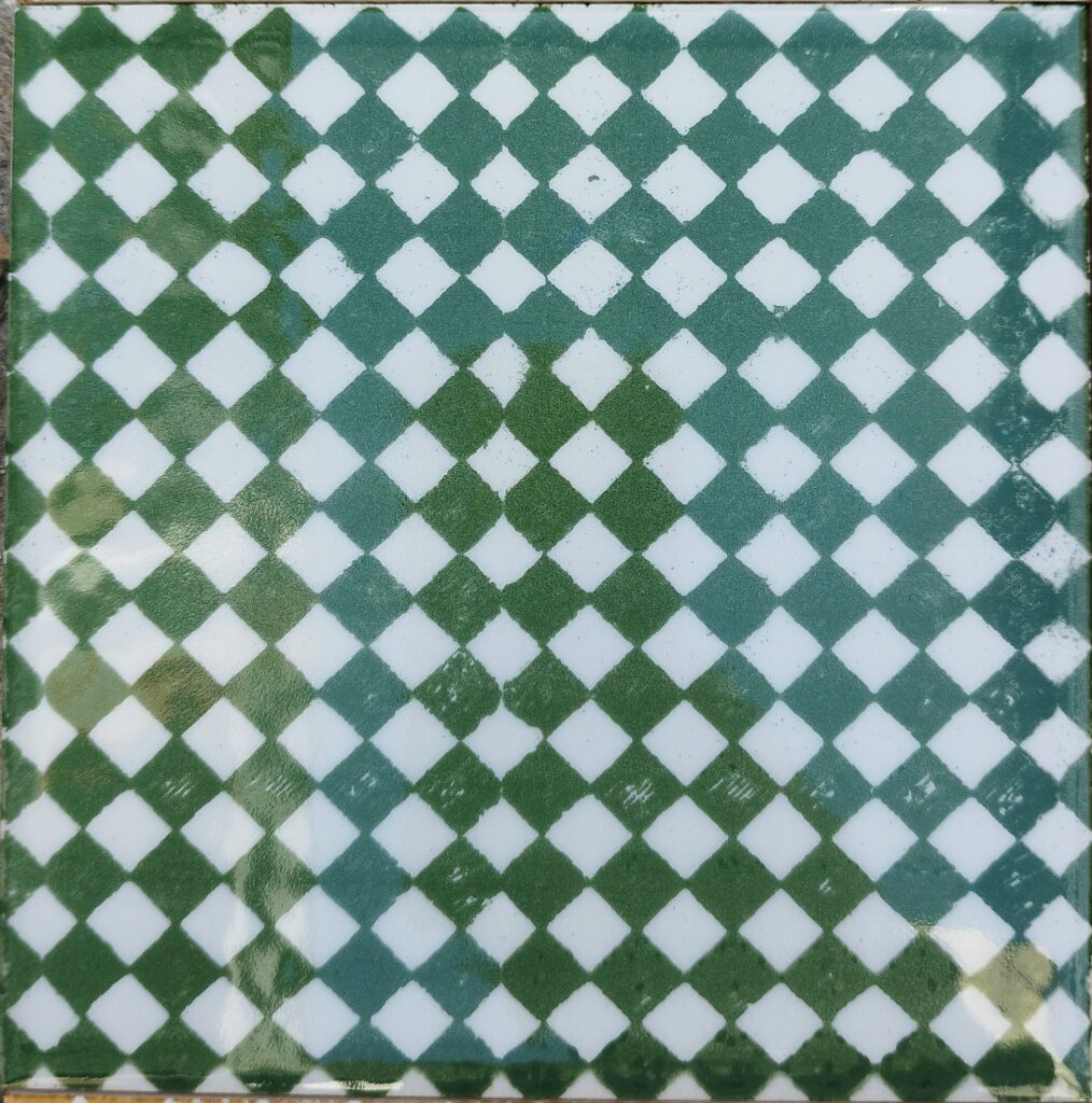Carreau de faïence décor Arlequin vert, pochoir– 15,3 cm - Émail ivoire (Copie)