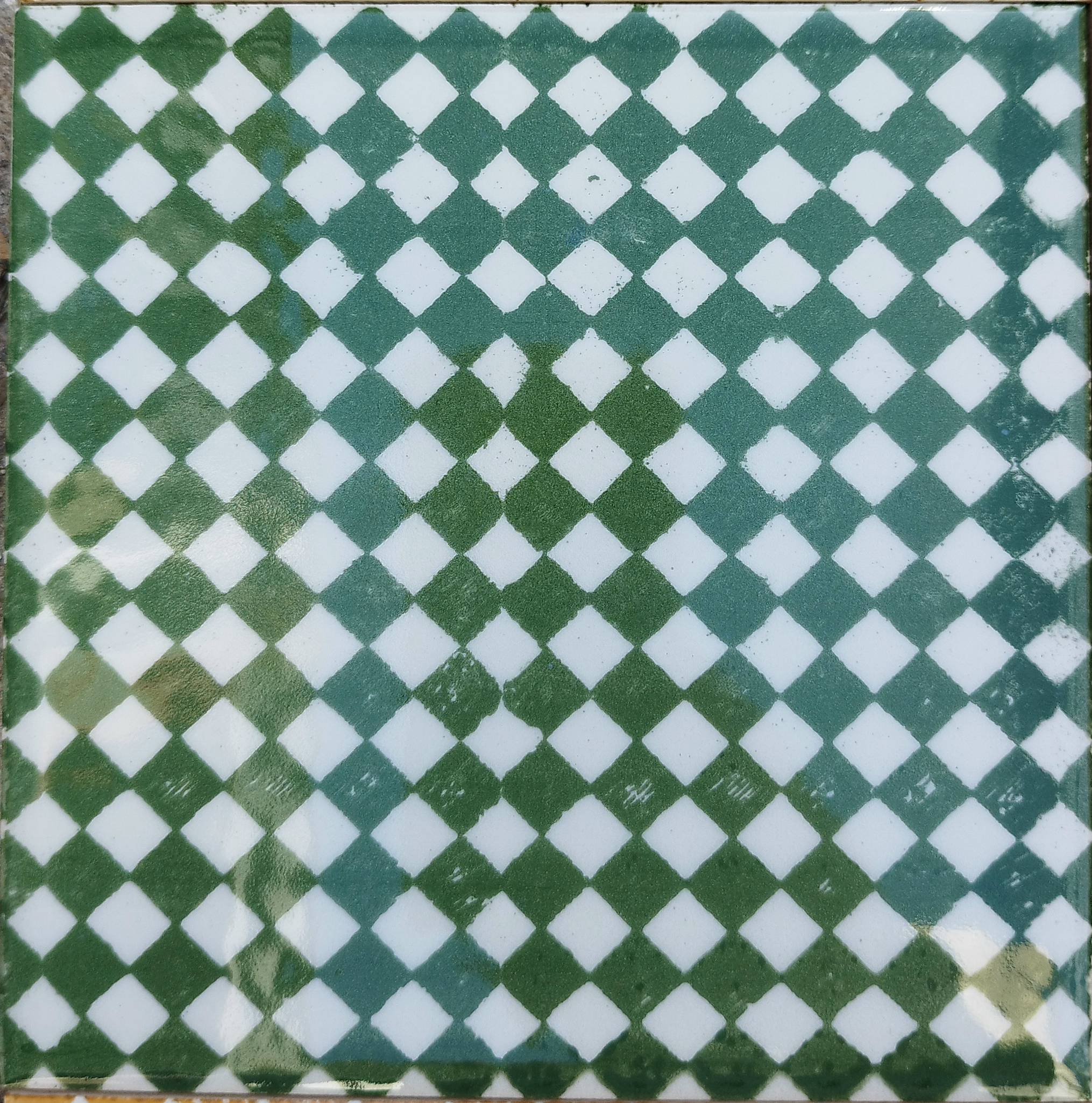 Carreau de faïence décor Arlequin vert, pochoir– 15,3 cm - Émail ivoire (Copie)