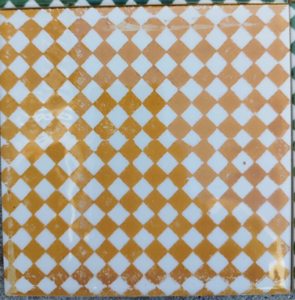 Carreau de faïence décor Arlequin jaune, pochoir– 15,3 cm - Émail ivoire