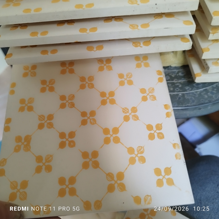 Carreau de faïence décor Perlette losange jaune, pochoir– 15,3 cm - Émail ivoire – Image 2