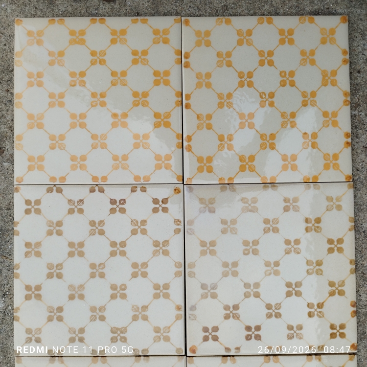 Carreau de faïence décor Perlette losange jaune, pochoir– 15,3 cm - Émail ivoire